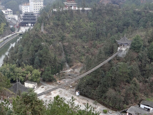 恩施山间蜿蜒公路风景