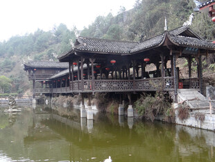 恩施古色古香的水上廊桥景观