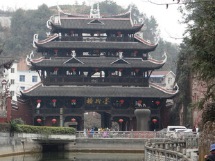 恩施古雅多层楼阁临水而立