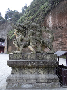 恩施古老石兽雕塑 尽显威严