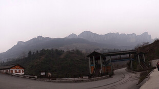 恩施山间铁路场景