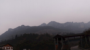 恩施山间朦胧景致