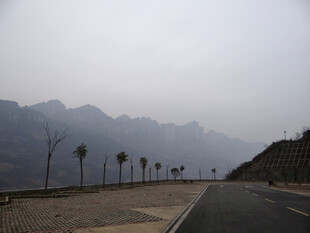 恩施山间公路 远岭与行道树