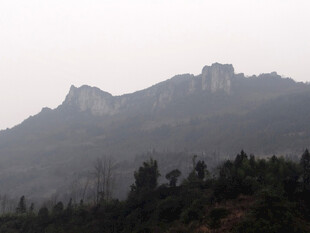 恩施山峦叠翠的自然风景