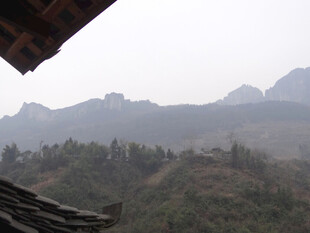 恩施山间屋顶望远处山峦景色