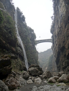恩施峡谷飞瀑间的凌空桥景