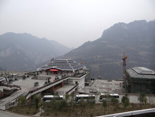 恩施山间停车场及周边景致