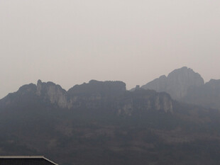 恩施雾中朦胧山峦景色