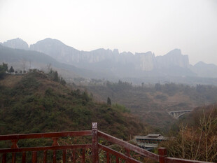 恩施山间观景台远眺朦胧山峦