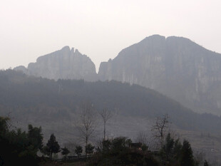 恩施巍峨山峦 雾霭中的自然美景