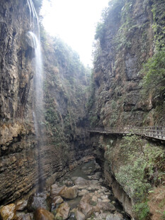 恩施峡谷中的潺潺瀑布景观