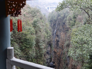 恩施俯瞰山间峡谷壮丽景色