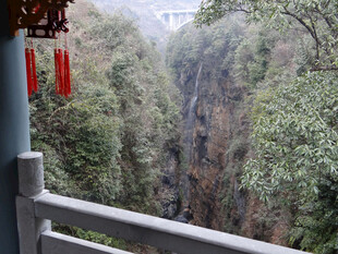 恩施山间雾景中的中式景致