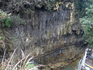 恩施陡峭崖壁下的潺潺溪流