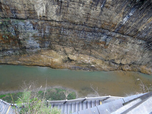 恩施峡谷中的绿水与崖壁