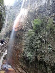 恩施山间瀑布下的蜿蜒栈道