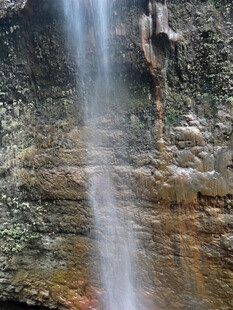 恩施山间瀑布倾泻而下