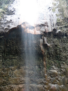恩施山间瀑布倾泻而下的美景