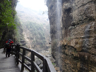 恩施山间栈道的徒步风景
