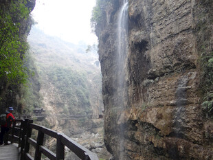 恩施峡谷栈道旁的壮观瀑布