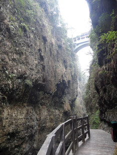 恩施山间栈道穿行于陡峭峡谷