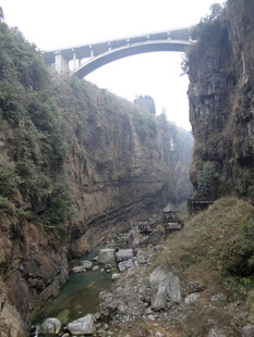 恩施峡谷间的宏伟桥梁