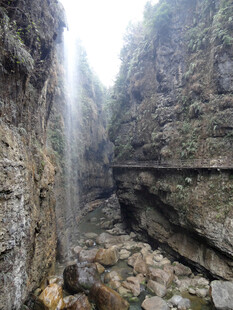 恩施山间峡谷壮丽瀑布景观