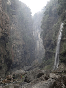 恩施山间壮丽瀑布景观