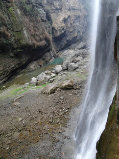 恩施山间飞瀑下的岩石景观