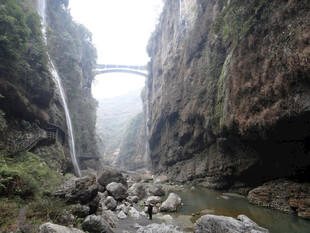 恩施峡谷飞瀑间的凌空桥梁