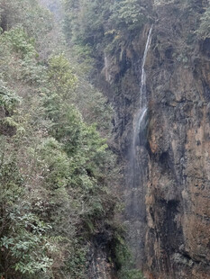 恩施山间瀑布 绿意环绕的美景