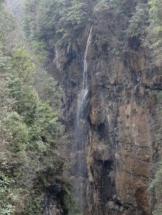 恩施山间垂直而下的壮观瀑布