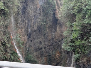 恩施山间瀑布与葱郁植被景观