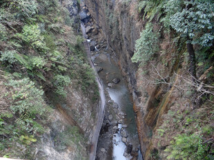 恩施峡谷间的溪流景观