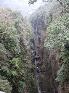 恩施山间瀑布 绿意环绕之景