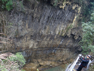 恩施峡谷岩壁下的探险场景