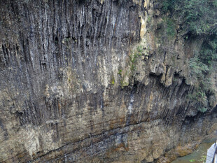 恩施陡峭岩壁景观