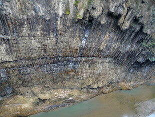 恩施壮观层叠岩石下的幽谧溪流