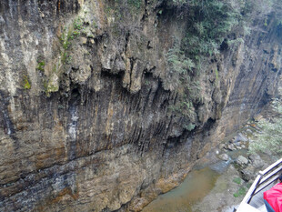 恩施峡谷峭壁间的流水景观