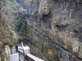 恩施山间栈道穿行于陡峭岩壁