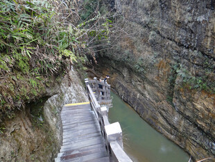 恩施山间栈道穿行于峡谷之间