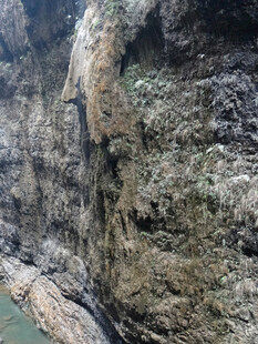 恩施峡谷峭壁下的碧绿河水