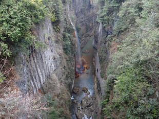 恩施峡谷风光 峭壁绿植环绕