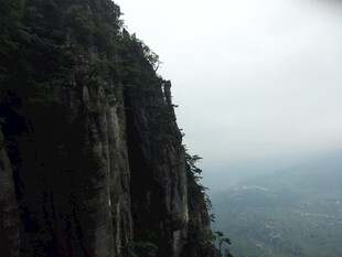 恩施陡峭悬崖边的壮丽山景