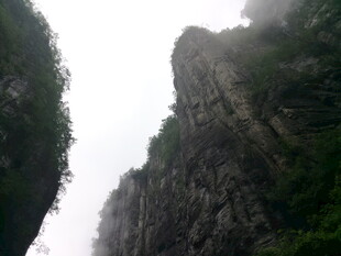 恩施巍峨山峦云雾缭绕