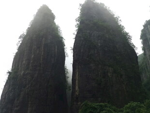 恩施奇峰耸立的壮丽自然景观