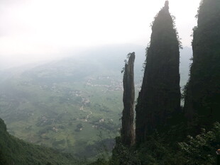 恩施奇峰耸立的壮美山林景观