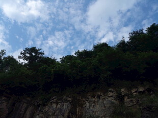 恩施山林峭壁上的蓝天白云