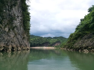 恩施山水相依的秀丽河谷