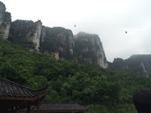 恩施云雾缭绕的壮丽山峰景观